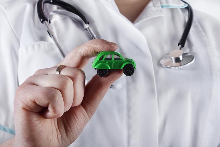 Lekarz trzymający zielony samochód